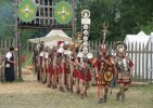 Roman_soldiers_with_aquilifer_signifer_centurio_70_aC.jpg