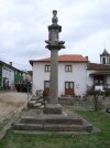 Pelourinho_de_Torre_de_Dona_Chama_Vista_lateral.jpg