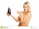 nackte-frau-die-eine-aubergine-durch-einen-finger-zeigt-48831607.jpg