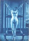 Femme nue de face, attachée bras levés.gif